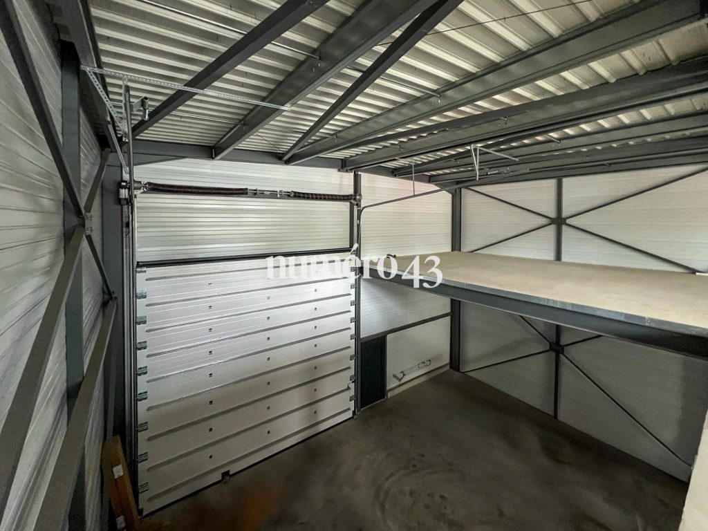 Local d&rsquo;activité + bureau – Grande hauteur sous plafond